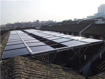 Zonnecollector op het dak